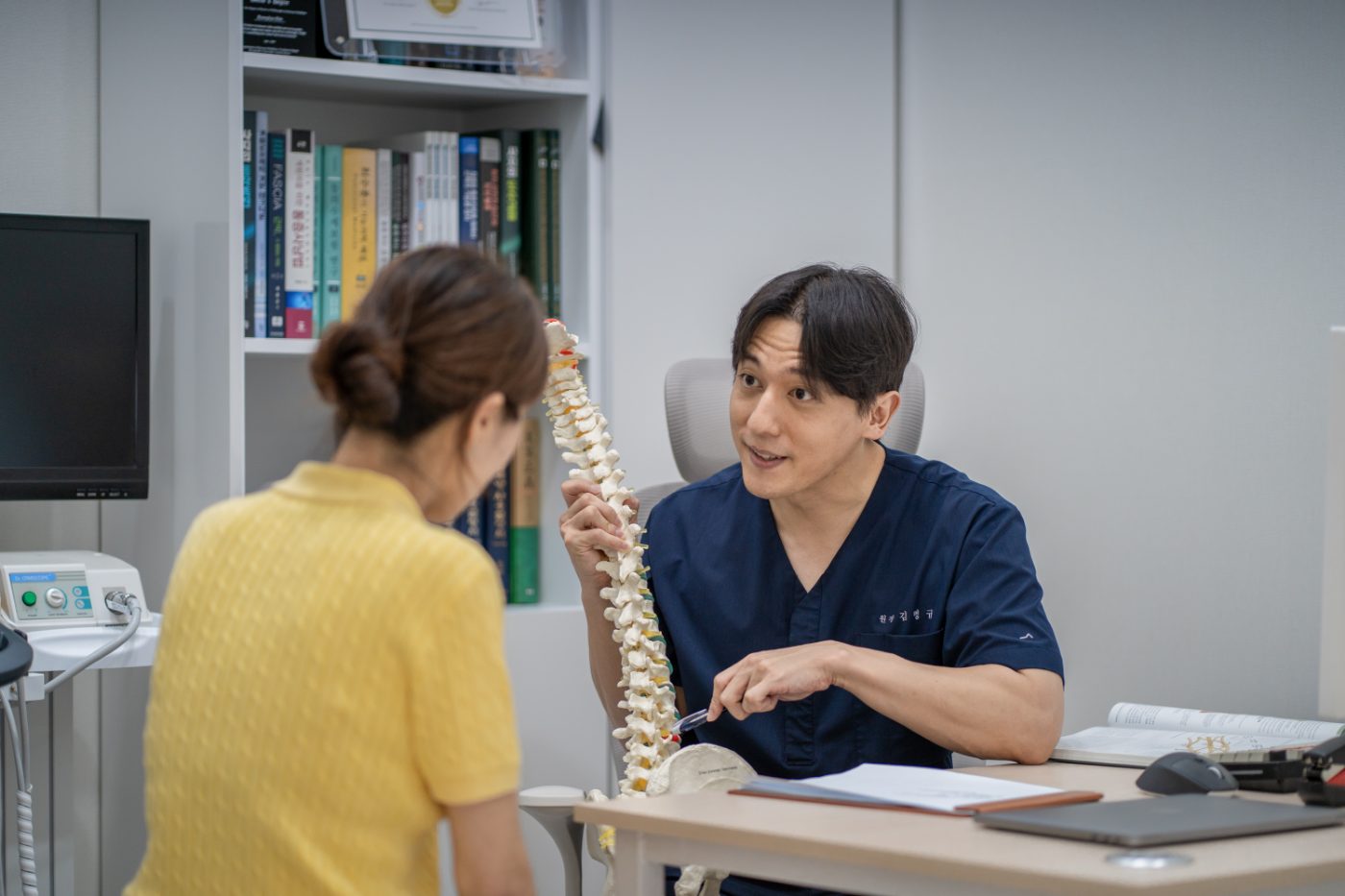 척추 모형으로 설명하는 상담